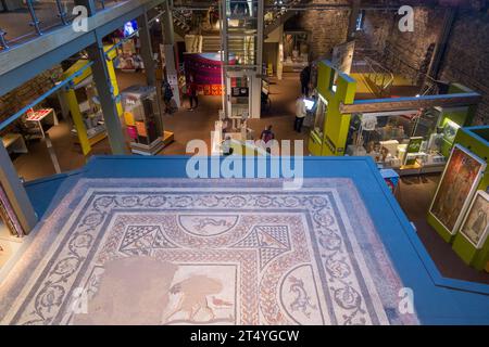 Ausstellung des Middlesborough Mosaic; Innenausstattung/Inneres von Colchester Castle, Castle Park, mit verschiedenen Ausstellungen. UK. (136) Stockfoto