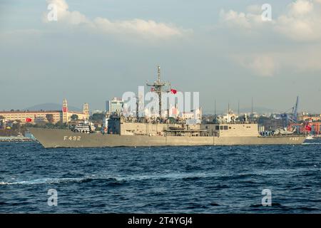 Gabya (Oliver Hazard-Perry) Klasse Fregatte TCG Gemlik, durch den bosporus während des 100. Jahrestages der Feierlichkeiten der republik. Stockfoto