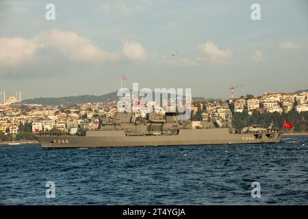 TCG Barbaros im Bosporus Stockfoto