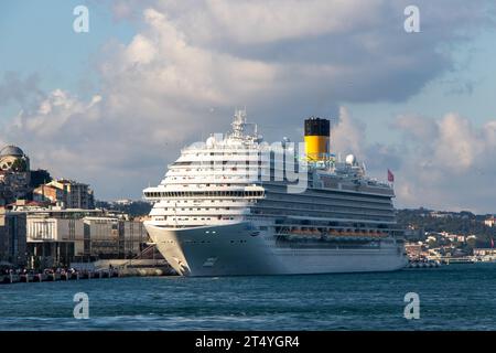 ISTANBUL, TÜRKEI, 19. Juni 2022: Das Kreuzfahrtschiff Costa Venezia legte in Galataport an, ein Kreuzfahrtschiff der Vista-Klasse, das von Costa Cruises betrieben wird Stockfoto