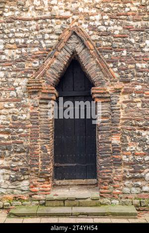 St. Trinity Sächsische Kirche im Stadtzentrum von Colchester; Westeingang im spätsächsischen Stil. Einige römische Ziegelsteine wurden für den Turm aus der Mitte des 11. Jahrhunderts verwendet. (136) Stockfoto