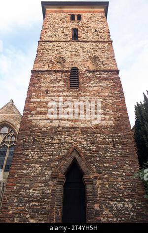 St. Trinity Sächsische Kirche im Stadtzentrum von Colchester; Westeingang im spätsächsischen Stil. Einige römische Ziegelsteine wurden für den Turm aus der Mitte des 11. Jahrhunderts verwendet. (136) Stockfoto