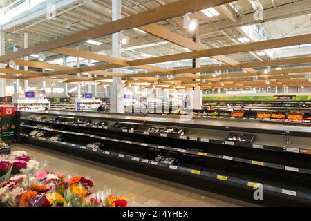 Blick auf die Ladenhalle des großen Sainsbury's Supermarktes / Superstore; sainsburys Gang / Gänge im großen britischen Supergeschäft / Geschäft. (136) Stockfoto