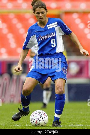 Mia Hamm in Aktion. Washington Freedom 4 Philadelphia Gebühr 1. RFK-Stadion, Washington D.C. Mai 2003. Mia Hamm. Stockfoto