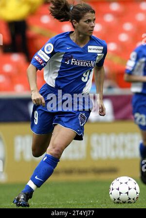 Mia Hamm in Aktion. Washington Freedom 4 Philadelphia Gebühr 1. RFK-Stadion, Washington D.C. Mai 2003. Mia Hamm. Stockfoto