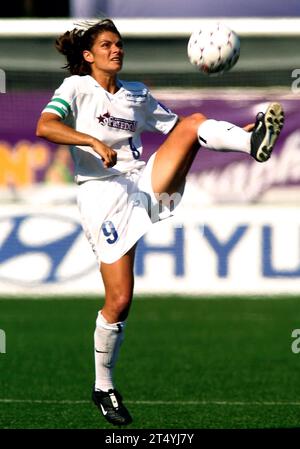 Mia Hamm in Aktion. Washington Freedom 4 Philadelphia Gebühr 1. RFK-Stadion, Washington D.C. Mai 2003. Mia Hamm. Stockfoto