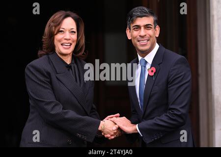 Milton Keynes, Großbritannien. November 2023. US-Vizepräsidentin Kamala Harris (l) wird von Rishi Sunak (r), Premierminister des Vereinigten Königreichs, auf dem „AI Safety Summit 2023“ (International Summit on Artificial Intelligence Safety) im Bletchley Park begrüßt. Quelle: Soeren Stache/dpa/Alamy Live News Stockfoto