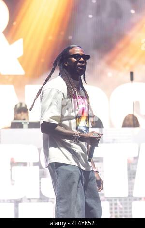 Hip Hop Artist 2 Chainz tritt während des DJ Drama Gangsta Grillz auf der Bühne des Sprite Hip Hop 50 auf, während des One Musicfests, das am 29. Oktober 2023 im Piedmont Park in Atlanta, Georgia stattfindet. (Foto: Jay Wiggins/SIPA USA) Stockfoto