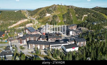 Ein atemberaubender Blick auf das Skigebiet Ruka Village in Finnland Stockfoto