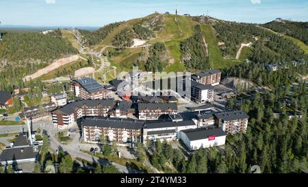 Ein atemberaubender Blick auf das Skigebiet Ruka Village in Finnland Stockfoto