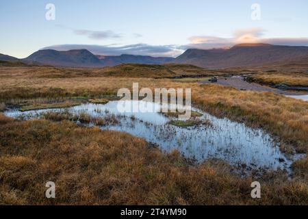 Black Mount und Lochan na Stainge, Rannoch Moor, Highlands, Schottland Stockfoto