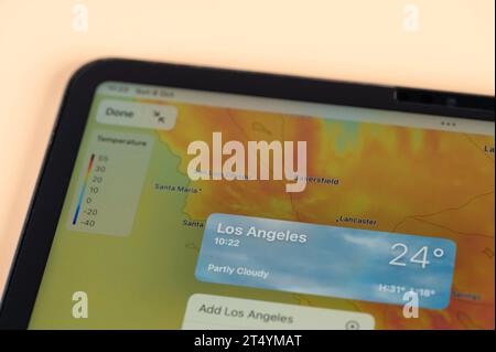 New York, USA – 8. Oktober 2023: Überprüfung der Temperatur draußen in Los Angeles City über die Online-App ipad Tablet Bildschirm Nahaufnahme Stockfoto