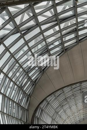 Bangkok, Thailand - 05. Oktober 2023 - Moderne Architektur Innenarchitektur mit Metallstruktur und Glas am Suvarnabhumi Abflugterminal. Abflugbereich Stockfoto