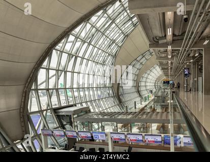 Bangkok, Thailand - 05. Oktober 2023 - Moderne Architektur Innenarchitektur mit Metallstruktur und Glas am Suvarnabhumi Abflugterminal. Abflugbereich Stockfoto