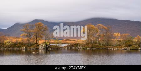 Lochan na h-Achlaise, Blick auf Black Mount, Rannoch Moor, Highlands, Schottland Stockfoto