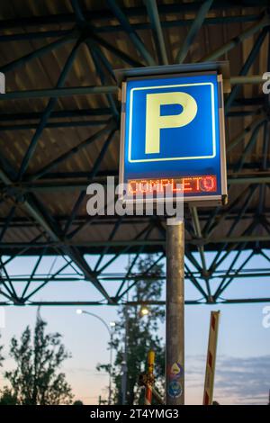 Elektronisches Lichtschild für vollständigen Parkplatz am Eingang des Einkaufszentrums oder Privatparkplatz Stockfoto