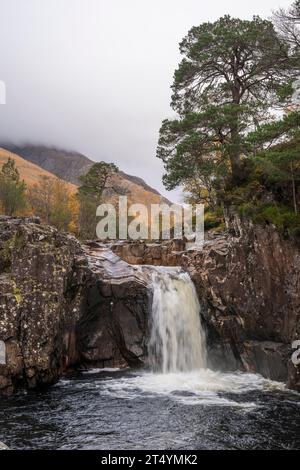 Wasserfall am Fluss Etive, Glen Etive, Highlands, Schottland Stockfoto