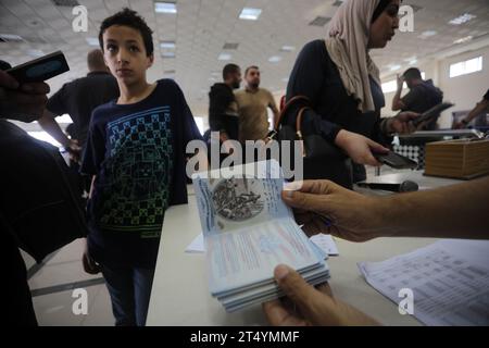 Rafah, Gaza. November 2023. Ein palästinensischer Sicherheitsbeamter überprüft den Pass eines amerikanischen Staatsbürgers am Grenzübergang Rafah zu Ägypten im südlichen Gazastreifen, bevor er am Donnerstag, den 2. November 2023, nach Ägypten überquert. Ägypten wird dabei helfen, etwa 7.000 Ausländer und Doppelstaatsangehörige aus dem vom Krieg verwüsteten Gazastreifen zu evakuieren, sagte das außenministerium. Foto: Ismael Mohamad/UPI Credit: UPI/Alamy Live News Stockfoto