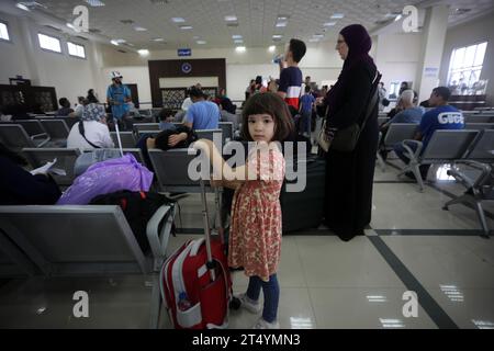 Rafah, Gaza. November 2023. Zwei nationale Palästinenser und Ausländer bereiten sich darauf vor, am Donnerstag, den 2. November 2023, den Grenzpunkt Rafah zu Ägypten im südlichen Gazastreifen zu überqueren. Ägypten wird dabei helfen, "etwa 7.000" Ausländer und Doppelstaatsangehörige aus dem vom Krieg verwüsteten Gazastreifen zu evakuieren, sagte das ägyptische außenministerium. Foto: Ismael Mohamad/UPI Credit: UPI/Alamy Live News Stockfoto