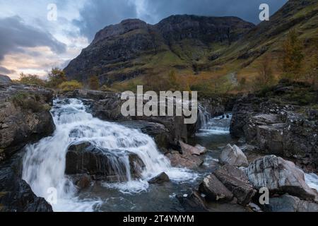Clachaig Wasserfall am Fluss Coe, Blick in Richtung Anoch Dubh, Glencoe, Highlands, Schottland Stockfoto