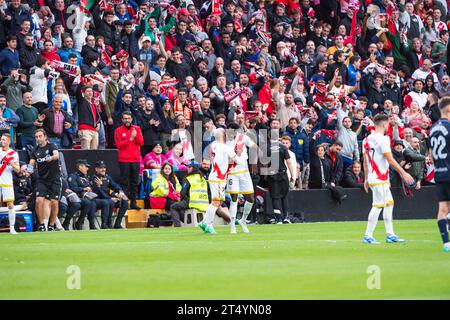 Madrid, Spanien. Oktober 2023. Abdul Mumin (Rayo Vallecano) feiert sein Tor mit seinem Teamkollegen ISI Palazon (Rayo Vallecano) während des Fußballspiels der spanischen Meisterschaft La Liga EA Sports zwischen Rayo Vallecano und Real Sociedad am 29. Oktober 2023 im Vallecas Stadion in Madrid, Spanien Credit: Independent Photo Agency/Alamy Live News Stockfoto