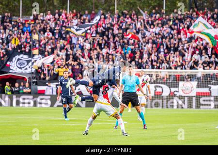 Madrid, Spanien. Oktober 2023. Martin Zubimendi (Real Sociedad) im Kampf gegen Oscar Trejo (Rayo Vallecano) während des Fußballspiels der spanischen Meisterschaft La Liga EA Sports zwischen Rayo Vallecano und Real Sociedad spielte am 29. Oktober 2023 in Madrid, Spanien Credit: Independent Photo Agency/Alamy Live News Stockfoto