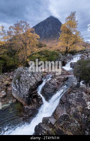 River Coupall und Buachaille Etvie Mor, Glencoe, Highlands, Schottland Stockfoto