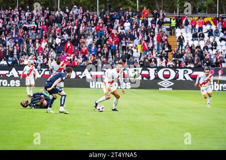 Madrid, Spanien. Oktober 2023. Oscar Trejo (Rayo Vallecano) in Aktion mit dem Ball zwischen Igor Zubeldia (Real Sociedad) und Alvaro Garcia (Rayo Vallecano) während des Fußballspiels der spanischen Meisterschaft La Liga EA Sports zwischen Rayo Vallecano und Real Sociedad spielte am 29. Oktober 2023 im Vallecas Stadion in Madrid, Spanien Guthaben: Unabhängige Fotoagentur/Alamy Live News Stockfoto