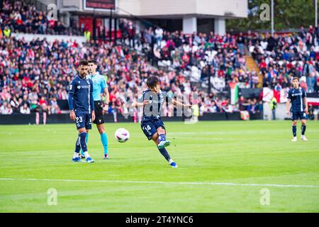 Madrid, Spanien. Oktober 2023. Takefusa Kubo (Real Sociedad) Machen Sie einen Freistoß während des Fußballspiels der spanischen Meisterschaft La Liga EA Sports zwischen Rayo Vallecano und Real Sociedad, das am 29. Oktober 2023 im Vallecas-Stadion in Madrid gespielt wurde. Credit: Independent Photo Agency/Alamy Live News Stockfoto