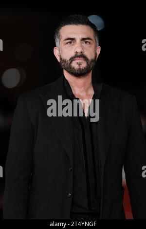 Rom, Italien. Oktober 2023. Simone Montedoro besucht den roten Teppich für „Suburra Eterna“ während des 18. Rom Film Festivals im Auditorium Parco Della Musica in Rom. Quelle: SOPA Images Limited/Alamy Live News Stockfoto