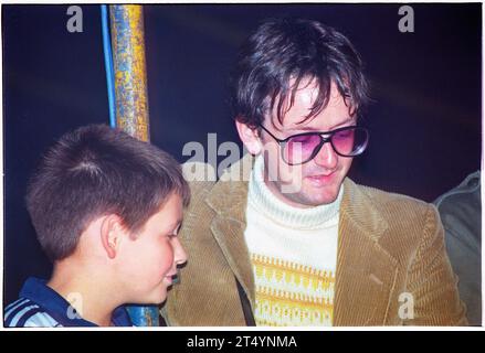 Jarvis Cocker, Leadsänger von Pulp, signierte Autogramme für Kinder und sitzende Nebenbühne, um den schlecht gezeichneten Jungen auf der NME Stage beim Reading Festival am 26. August 2000 zu sehen. Foto: Rob Watkins Stockfoto