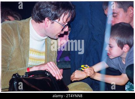 Jarvis Cocker, Leadsänger von Pulp, signierte Autogramme für Kinder und sitzende Nebenbühne, um den schlecht gezeichneten Jungen auf der NME Stage beim Reading Festival am 26. August 2000 zu sehen. Foto: Rob Watkins Stockfoto