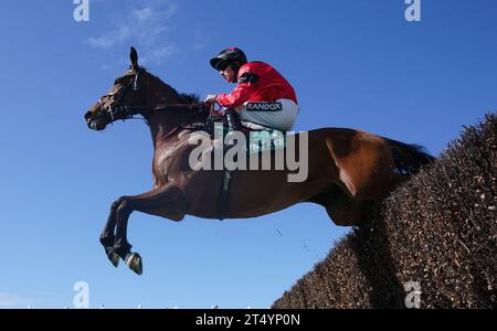 Aktenfoto vom 13.04.2023 von Ahoy Senor, der versucht wird, Bravemansspiel besser zu machen, was sich als eine ausdauerbrechende Bet365 Charlie Hall Chase in Wetherby erweisen könnte. Ausgabedatum: Donnerstag, 2. November 2023. Stockfoto