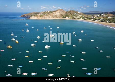 Hafen mit weißen Booten auf der Landschaft von San Juan Del Sur aus der Vogelperspektive Stockfoto