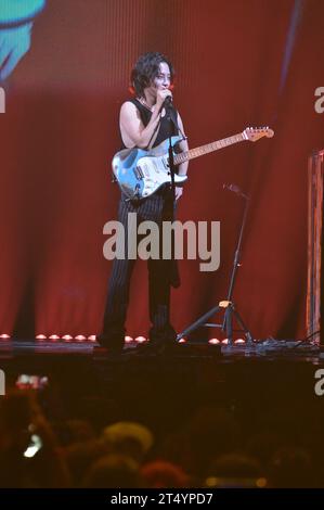 MIAMI, FLORIDA - OKTOBER 31: Kim Woo sang von der koreanischen Indie-Rock-Band THE ROSE live auf der Bühne während der Dawn to Dusk Tour im James L. Knight Center am 31. Oktober 2023 in Miami, Florida. (Foto: JL/SIPA USA) Stockfoto