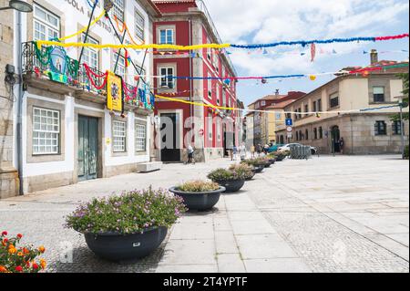 Viana do Castelo, Portugal - 29. Juni 2023: Menschen auf dem historischen Vasco da Gama-Platz in Ponte de Lima, selektiver Schwerpunkt Stockfoto