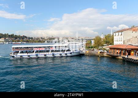 Golden HornIstanbul, Türkiye. Passagierboot auf dem Goldenen Horn. Im Hintergrund die U-Bahn-Brücke Stockfoto