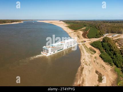 Vicksburg, MO - 25. Oktober 2023: Das Viking Mississippi-Flussboot dockte auf Sandbank an, da der Fluss bei Vicksburg zu niedrig war Stockfoto