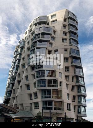 London, Großbritannien - 16. Oktober 2023 - Fassade luxuriöser Wohnhäuser in Battersea in der Nähe des Kraftwerks Battersea. Modernes Apartment battersea bui Stockfoto