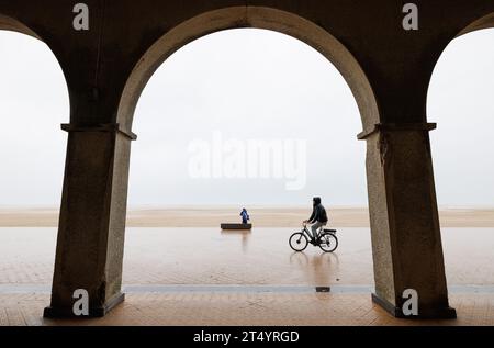 Die Abbildung zeigt nur wenige Menschen draußen am Strand, da der Sturm Ciaran mit starkem Wind erwartet wird, in Oostende am Donnerstag, den 2. November 2023. BELGA FOTO BENOIT DOPPAGNE Stockfoto