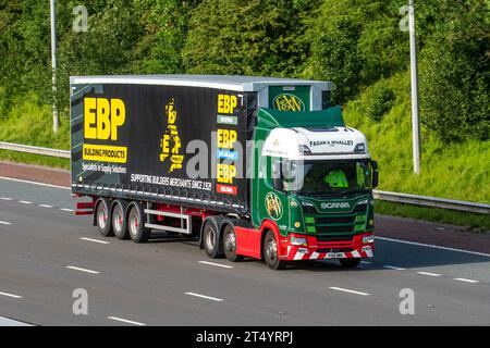 Fagan & Whalley Ltd, Freight Forwarding Service Exhall, England. EBP Building Products Trailer & Green Scania R450 Truck fährt auf der Autobahn M6 in Greater Manchester, Großbritannien Stockfoto