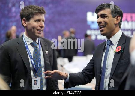 Premierminister Rishi Sunak (rechts) spricht mit Sam Altman, CEO von OpenAI, während des KI-Sicherheitsgipfels, des ersten globalen Gipfels zur sicheren Nutzung künstlicher Intelligenz, im Bletchley Park in Milton Keynes, Buckinghamshire. Bilddatum: Donnerstag, 2. November 2023. Stockfoto