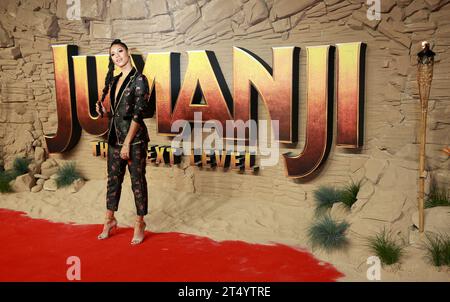 Vick Hope nimmt an der britischen Premiere von „Jumanji: The Next Level“ im Odeon IMAX Waterloo in London Teil. Stockfoto