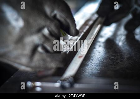 Mann, der Metallstab in der Industriehalle abmisst. In der Nähe von Kocani Mazedonien Stockfoto