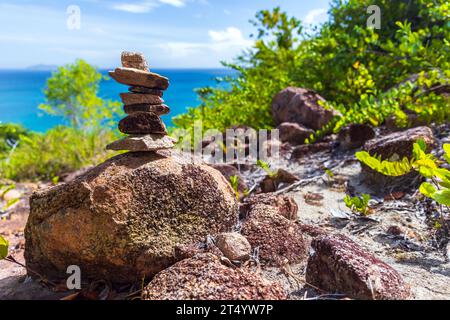 Berglandschaft mit Steinkraut an einem sonnigen Sommertag. Praslin, Seychellen Stockfoto