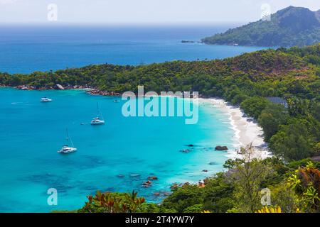Luftbild vom Strand von Anse Lazio an einem sonnigen Tag. Küstenlandschaft der Insel Praslin, Seychellen Stockfoto