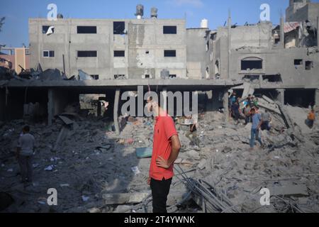 Menschen sickern durch den Schwelschutt von Gebäuden, die bei einem israelischen Streik auf das Flüchtlingslager Bureij zerstört wurden Menschen sickern durch den Schwelschutt von Gebäuden, die am 2. November 2023 bei einem israelischen Streik auf das Flüchtlingslager Bureij im zentralen Gazastreifen zerstört wurden. die Kämpfe zwischen Israel und der palästinensischen Hamas-Bewegung gehen weiter. Foto: Majdi Fathi apaimages Bureij Gazastreifen palästinensisches Gebiet 021123 Al-Breij MF 0019 Copyright: XapaimagesxMajdixFathixapaimagesx Credit: Imago/Alamy Live News Stockfoto