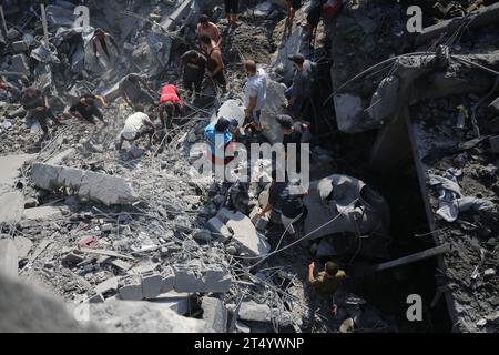 Menschen sickern durch den Schwelschutt von Gebäuden, die bei einem israelischen Streik auf das Flüchtlingslager Bureij zerstört wurden Menschen sickern durch den Schwelschutt von Gebäuden, die am 2. November 2023 bei einem israelischen Streik auf das Flüchtlingslager Bureij im zentralen Gazastreifen zerstört wurden. die Kämpfe zwischen Israel und der palästinensischen Hamas-Bewegung gehen weiter. Foto: Majdi Fathi apaimages Bureij Gazastreifen palästinensisches Gebiet 021123 Al-Breij MF 0015 Copyright: XapaimagesxMajdixFathixapaimagesx Credit: Imago/Alamy Live News Stockfoto