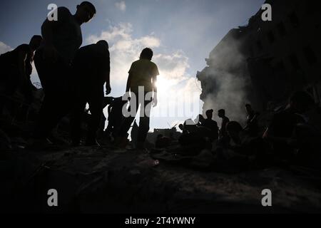 Menschen sickern durch den Schwelschutt von Gebäuden, die bei einem israelischen Streik auf das Flüchtlingslager Bureij zerstört wurden Menschen sickern durch den Schwelschutt von Gebäuden, die am 2. November 2023 bei einem israelischen Streik auf das Flüchtlingslager Bureij im zentralen Gazastreifen zerstört wurden. die Kämpfe zwischen Israel und der palästinensischen Hamas-Bewegung gehen weiter. Foto: Majdi Fathi apaimages Bureij Gazastreifen palästinensisches Gebiet 021123 Al-Breij MF 0018 Copyright: XapaimagesxMajdixFathixapaimagesx Credit: Imago/Alamy Live News Stockfoto