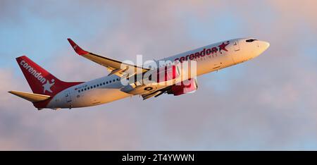 Teneriffa, Spanien, 30. oktober 2023. Corendon Airlines, Boeing 737-86N. Corendon Airlines fliegt am blauen Himmel Stockfoto